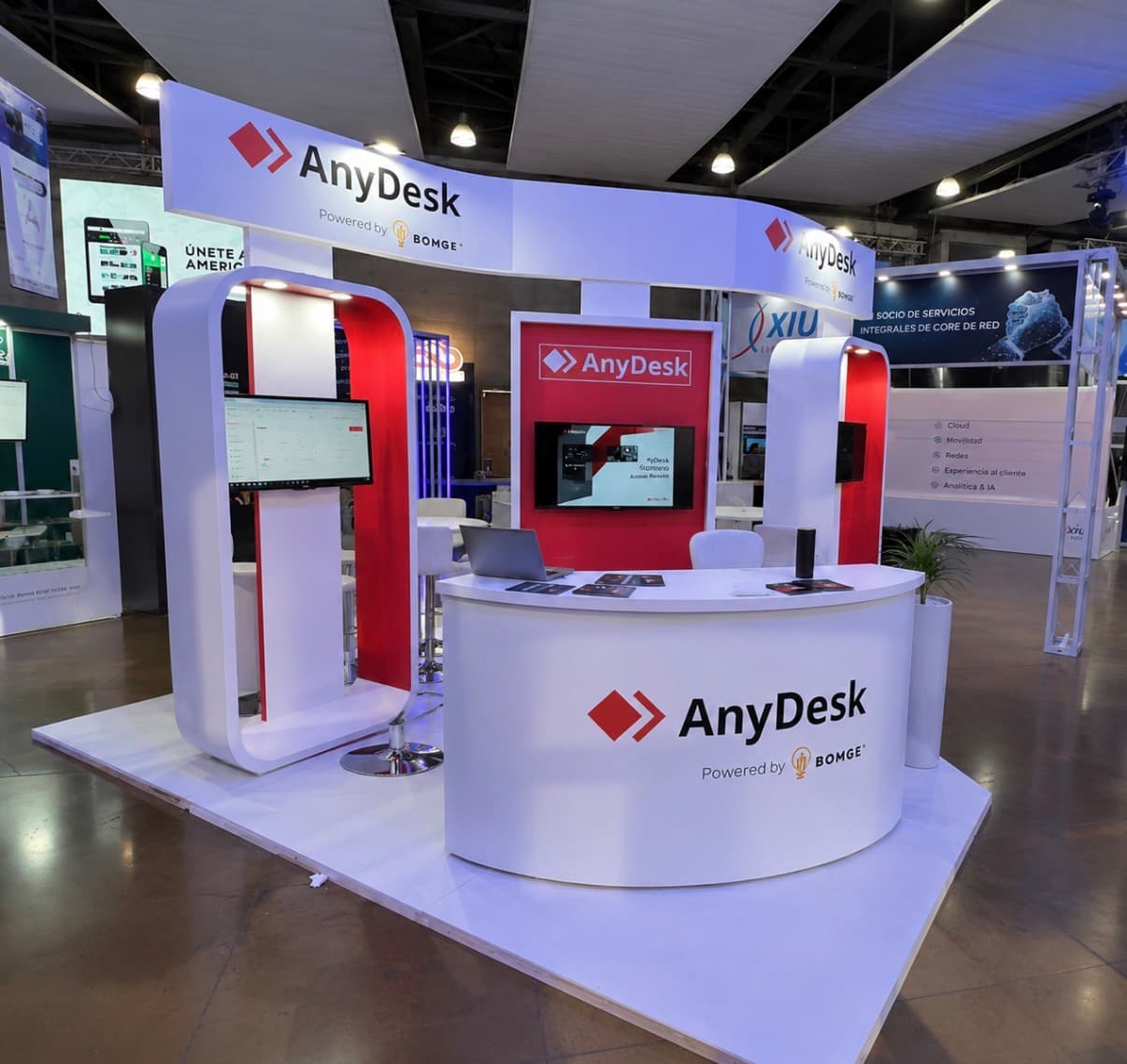 Stand AnyDesk con estaciones de demostración y mostrador circular
