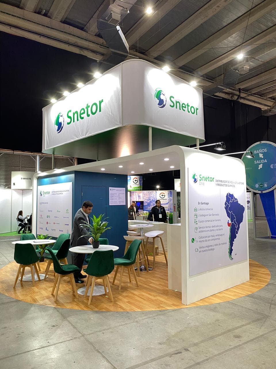 Sillas y mesas de café en stand Snetor